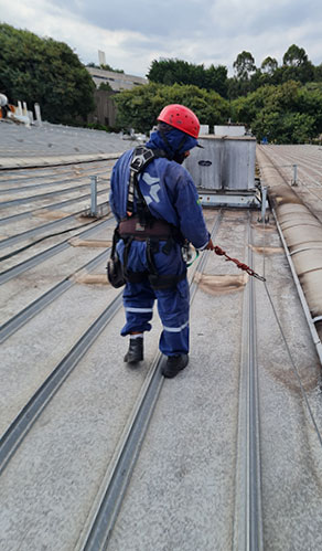 Alpinista Industrial realizando manutenção em altura